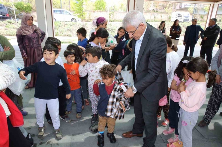 Başkan Güder, Depremzede Çocukların Yüzünü Güldürdü