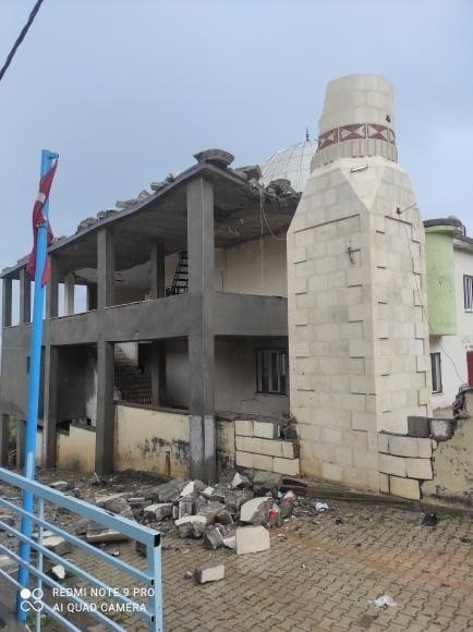 Diyarbakır’da Fırtına Minareleri Yıktı, Çatılar Uçtu