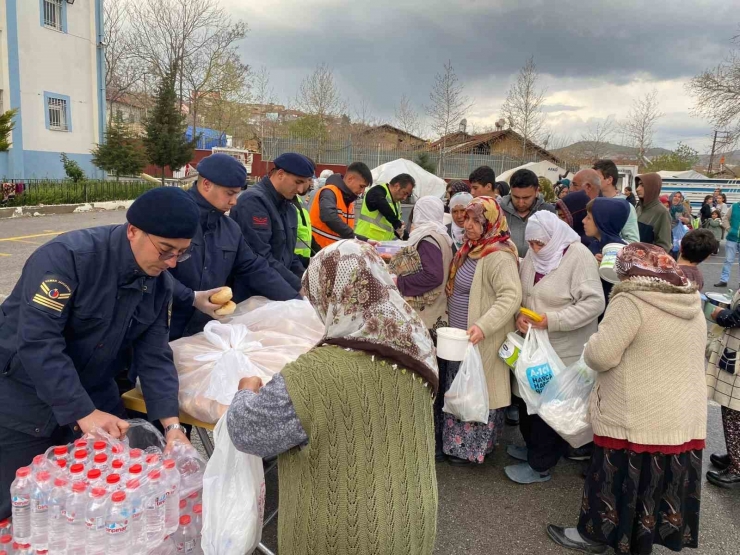 Jandarma Depremzede Vatandaşlarla İftar Yaptı