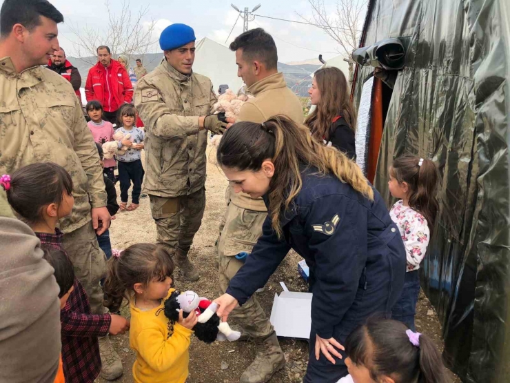 Malatya’da Depremzede Çocuklara Jandarma Şefkati