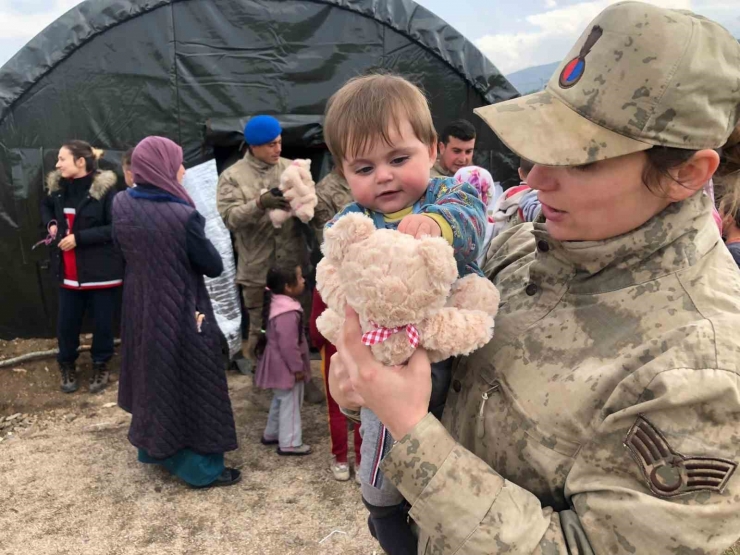 Malatya’da Depremzede Çocuklara Jandarma Şefkati