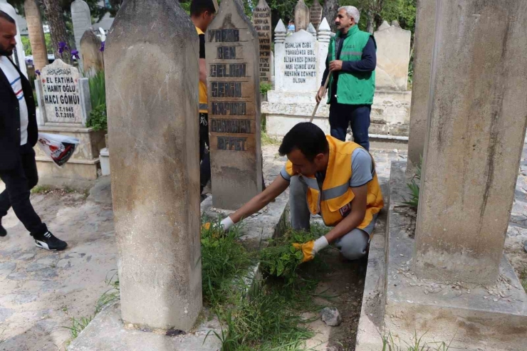 Mezarlıklar Bayram Ziyaretine Hazırlandı