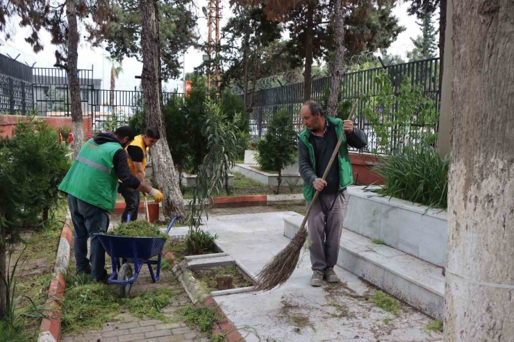 Mezarlıklar Bayram Ziyaretine Hazırlandı