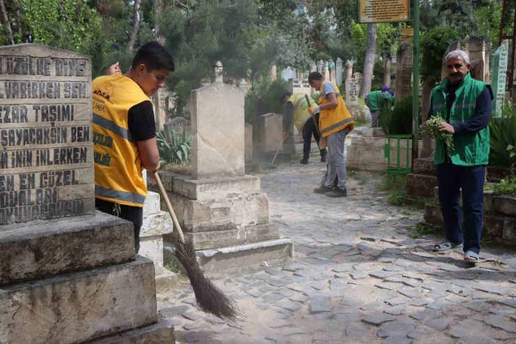 Mezarlıklar Bayram Ziyaretine Hazırlandı