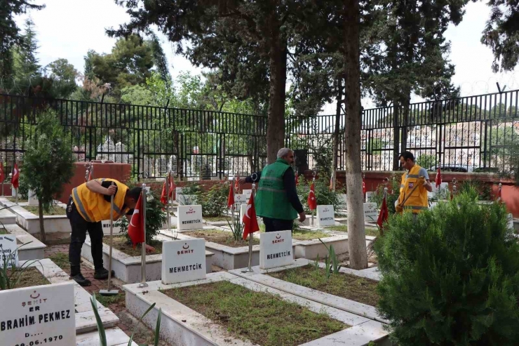 Mezarlıklar Bayram Ziyaretine Hazırlandı