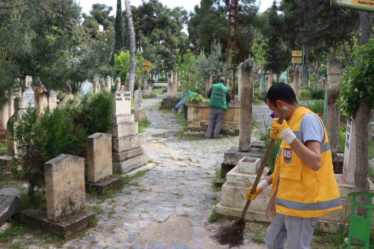 Mezarlıklar Bayram Ziyaretine Hazırlandı