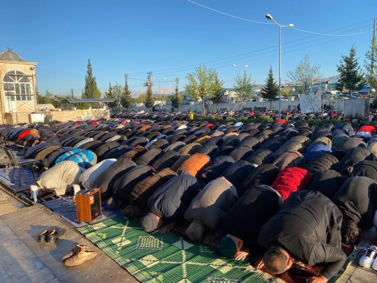 Deprem Bölgesi Adıyaman’da Bayram Namazında Eller Semaya Kalktı