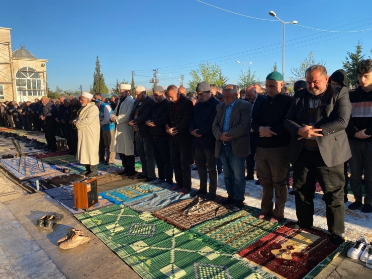 Deprem Bölgesi Adıyaman’da Bayram Namazında Eller Semaya Kalktı