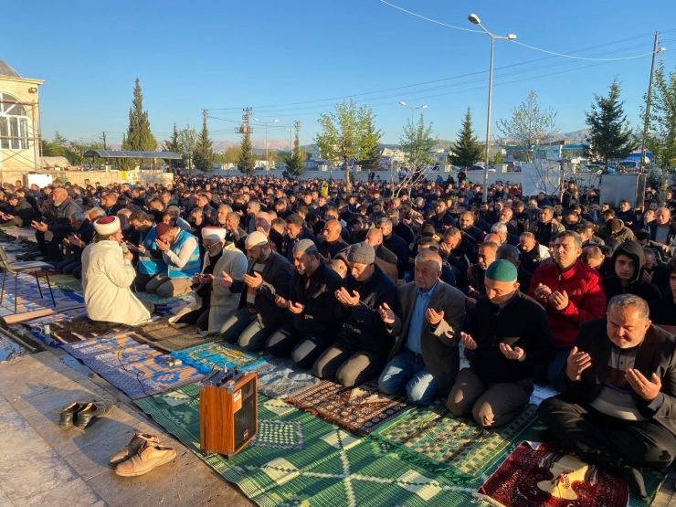 Deprem Bölgesi Adıyaman’da Bayram Namazında Eller Semaya Kalktı