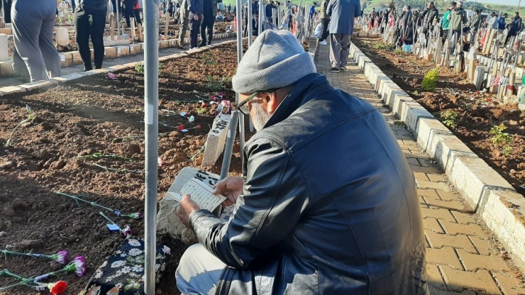 Bayram Sabahı Mezarlıklara Akın Edildi