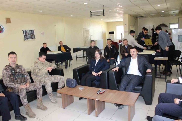 Dicle Kaymakamı Yurdagül Asker, Polis Ve Şehit Aileleriyle Bayramlaştı