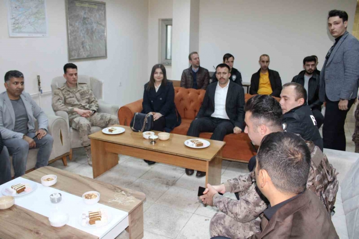 Dicle Kaymakamı Yurdagül Asker, Polis Ve Şehit Aileleriyle Bayramlaştı