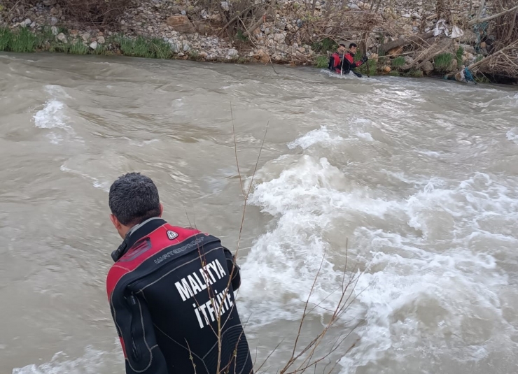 Malatya’da Çaya Düşen 8 Yaşındaki Kız Hayatını Kaybetti