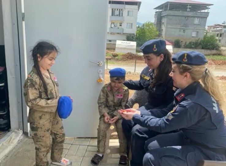 Jandarma, Deprem Bölgesindeki Çocuklarla 23 Nisan’ı Kutladı