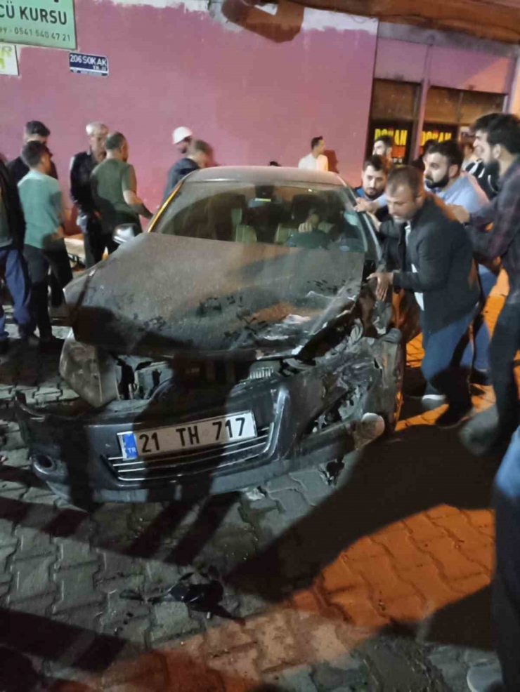 Bismil’de Otomobiller Kafa Kafaya Çarpıştı