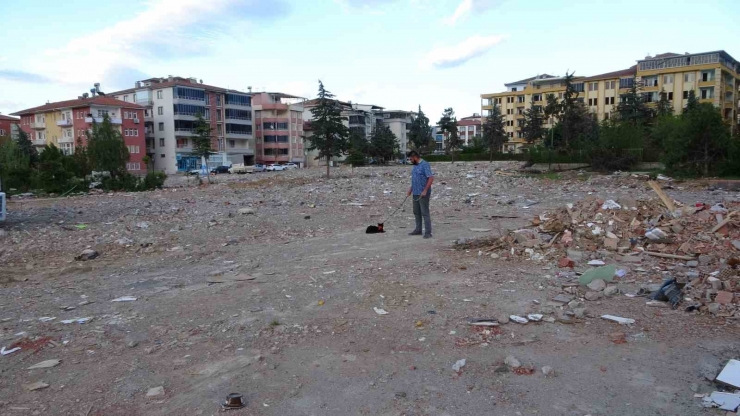 Depremde Yıkılan Evinin Enkazında 11 Gün Sonra Bulunan Kedisine Gözü Gibi Bakıyor