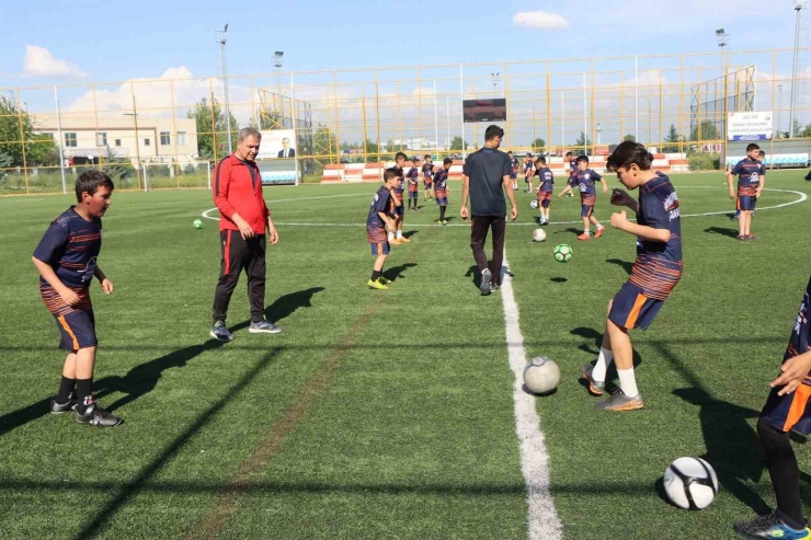 Depremin Yaralarını Futbol İle Sarıyorlar