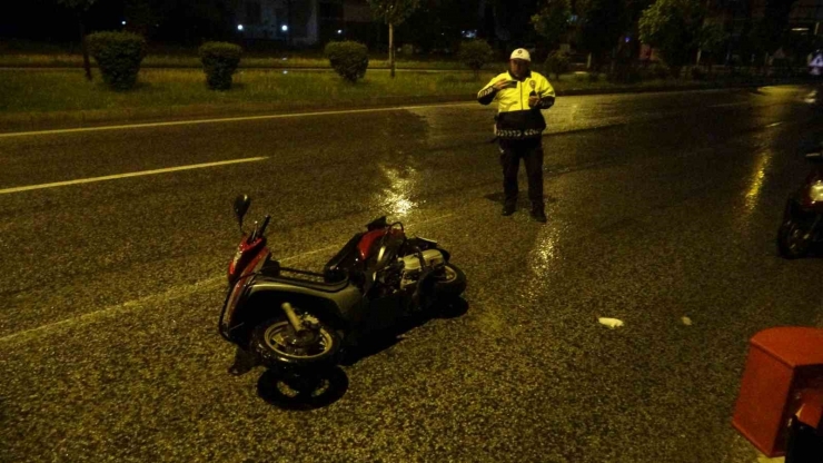 Malatya’da Hafif Ticari Araç Motokuryeye Çarpıp Kaçtı: 2 Yaralı