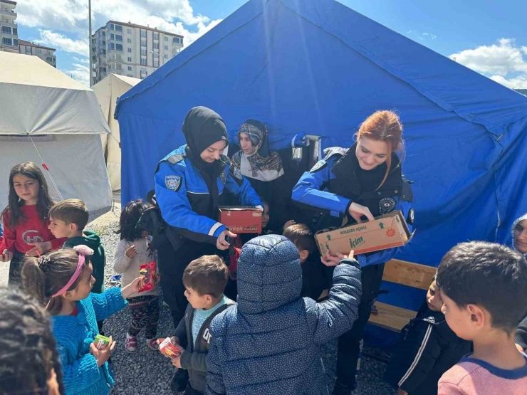 Polis Depremzede Çocuklara Moral Oluyor