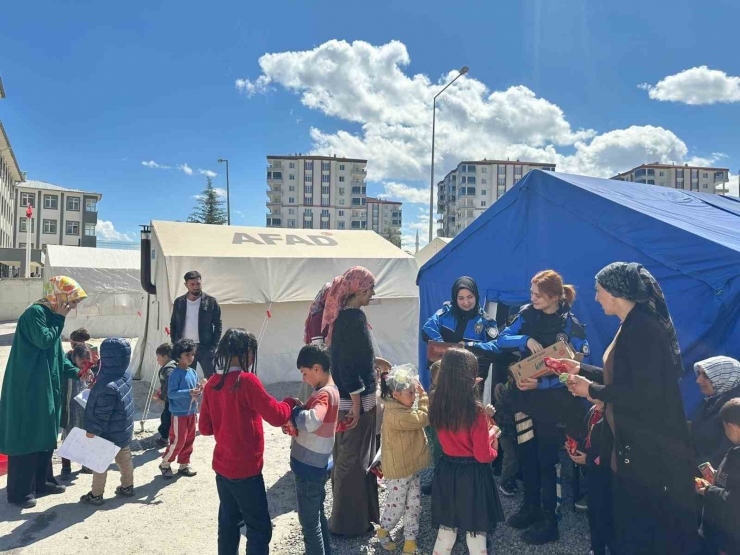 Polis Depremzede Çocuklara Moral Oluyor