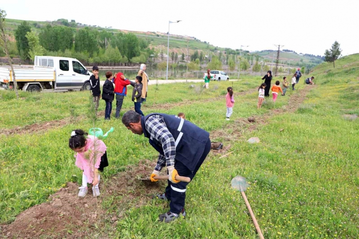 Minik Öğrenciler Depremde Hayatını Kaybedenlerin Anısına Fidan Dikti