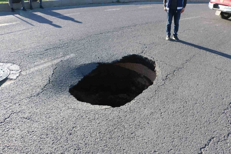 Diyarbakır’da Asfalt Çöktü, Yol Ulaşıma Kapatıldı