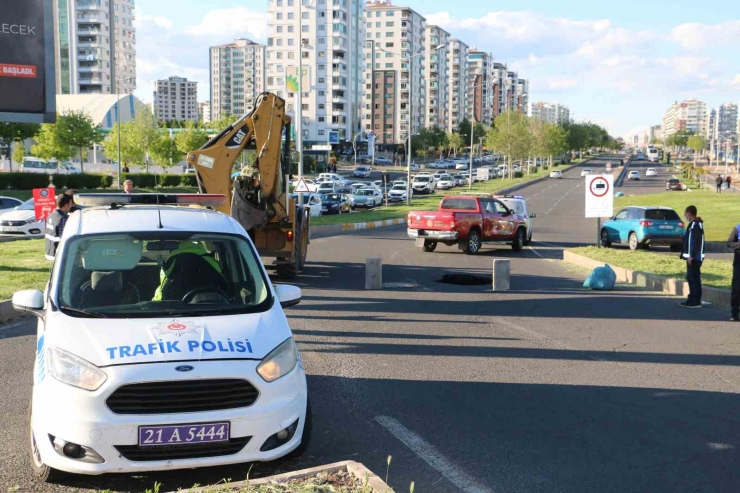 Diyarbakır’da Asfalt Çöktü, Yol Ulaşıma Kapatıldı