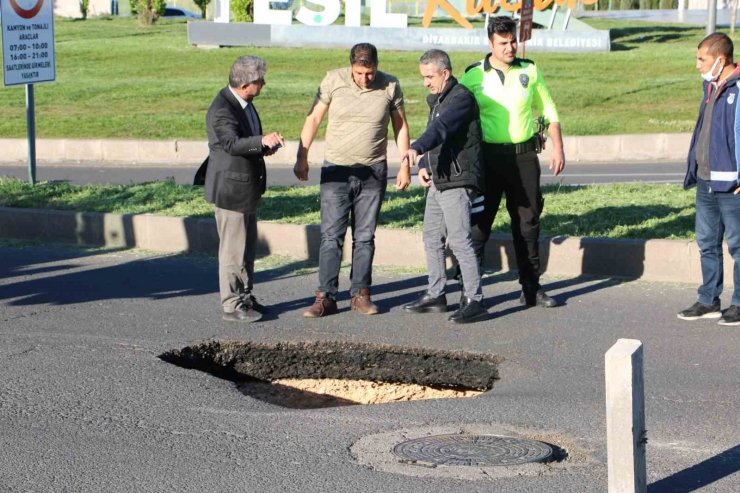 Diyarbakır’da Asfalt Çöktü, Yol Ulaşıma Kapatıldı