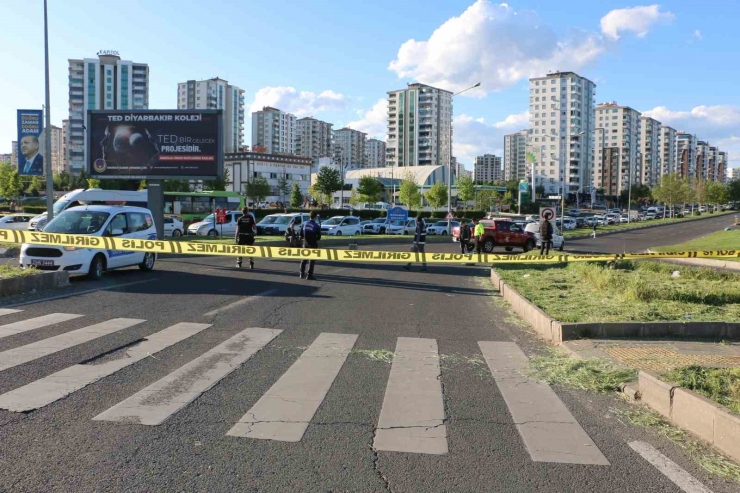 Diyarbakır’da Asfalt Çöktü, Yol Ulaşıma Kapatıldı