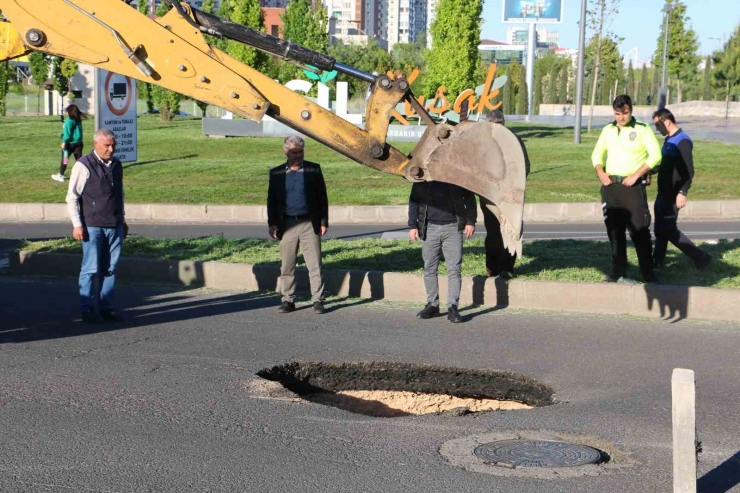 Diyarbakır’da Asfalt Çöktü, Yol Ulaşıma Kapatıldı