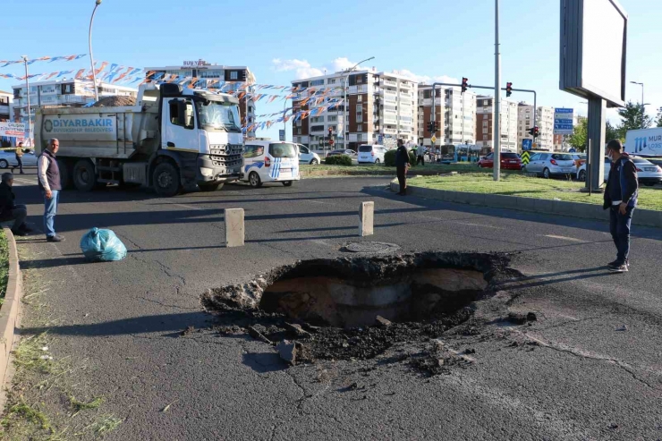 Diyarbakır’da Asfalt Çöktü, Yol Ulaşıma Kapatıldı