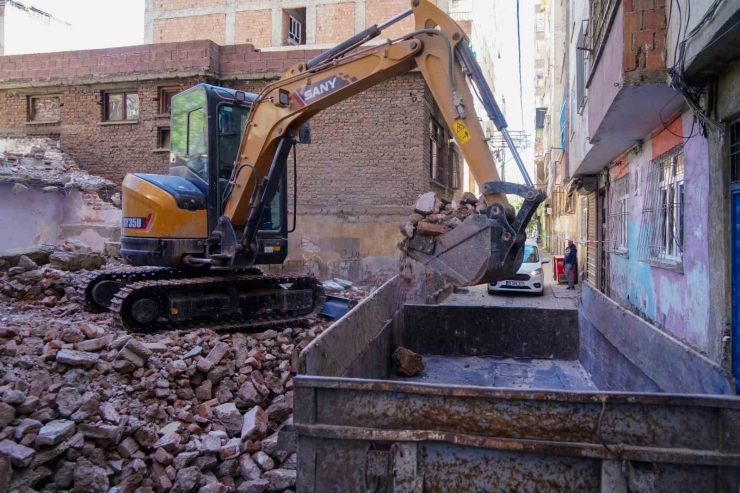 Bağlar’da Metruk Yapıların Yıkımı Devam Ediyor