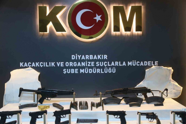 Diyarbakır’da Lideri Cezaevinde Olan Suç Örgütüne Operasyon: 20 Gözaltı