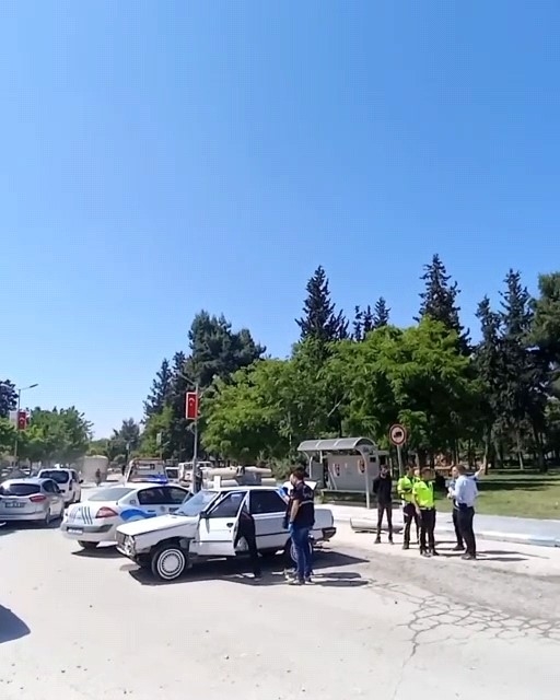 Polislerin Kovaladığı Şahısların Üzerinden Silah Ve Uyuşturucu Çıktı