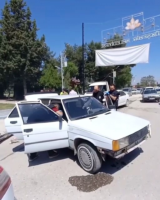 Polislerin Kovaladığı Şahısların Üzerinden Silah Ve Uyuşturucu Çıktı