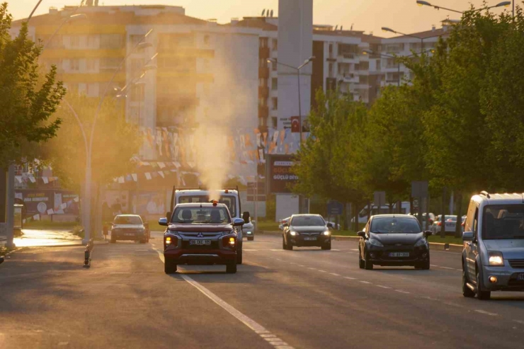 Diyarbakır’da Gece İlaçlama Çalışmaları Başladı