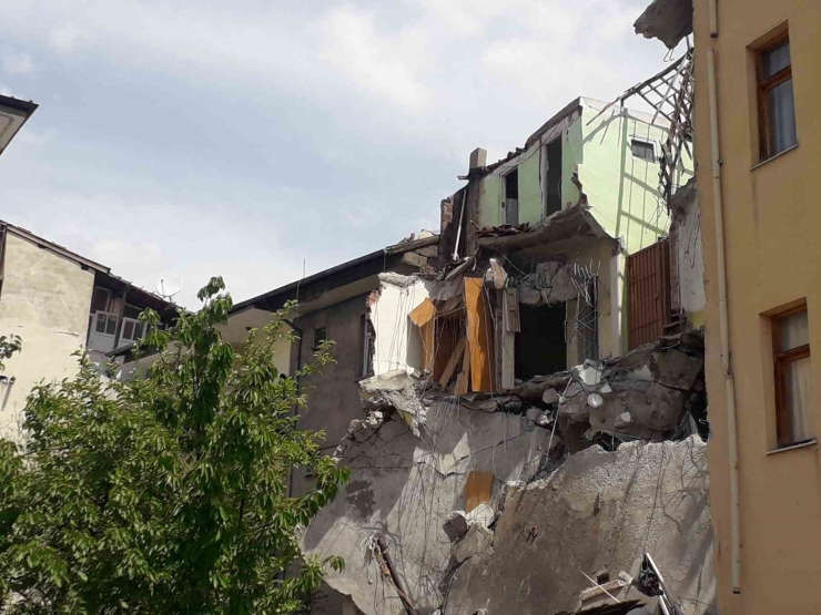 Malatya’da Ağır Hasarlı Bina Çöktü