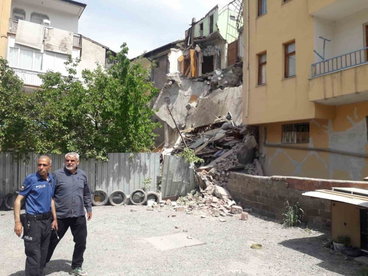 Malatya’da Ağır Hasarlı Bina Çöktü