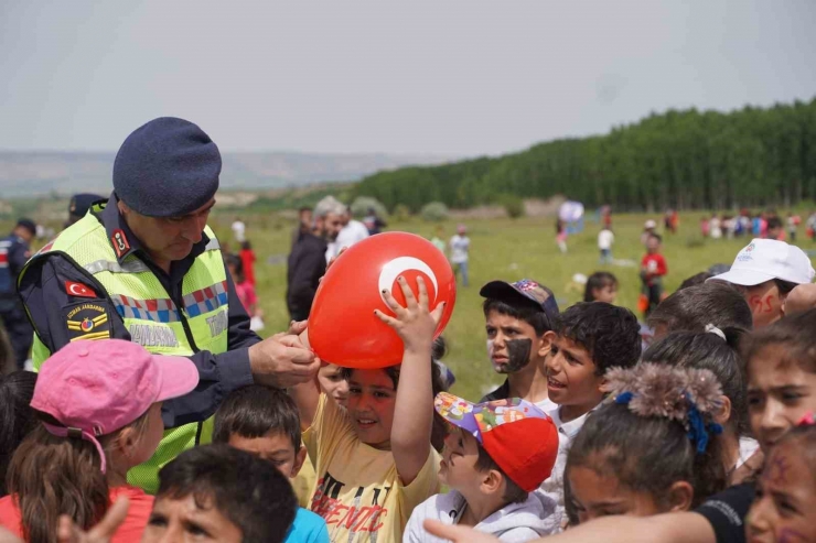 Uçurtma Şenliği Renkli Görüntülere Sahne Oldu