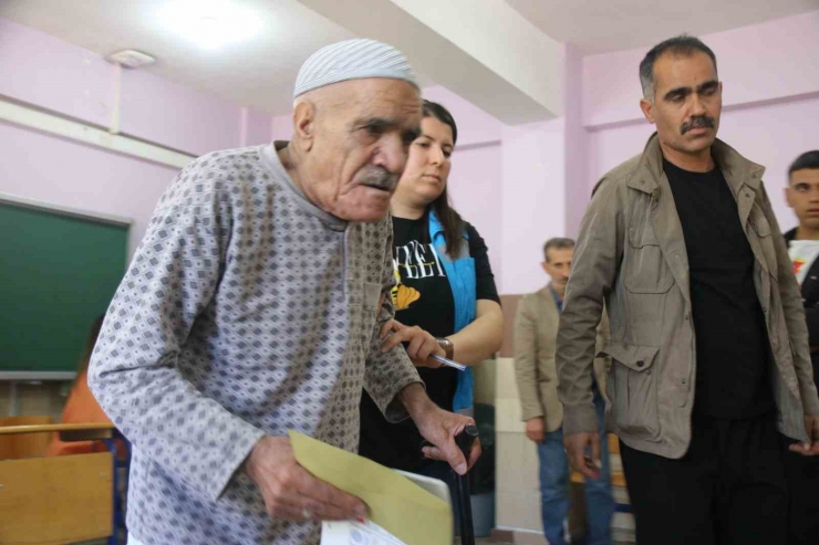 Diyarbakır’da Bazı Vatandaşlar Ambulans Ve Evde Bakım Hizmetleri Ekibinin Desteğiyle Sandık Başına Gitti