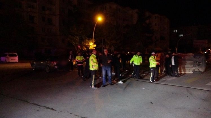 Otomobil İle Çarpışan Hafif Ticari Araç Devrilip Yan Yattı: 3 Yaralı