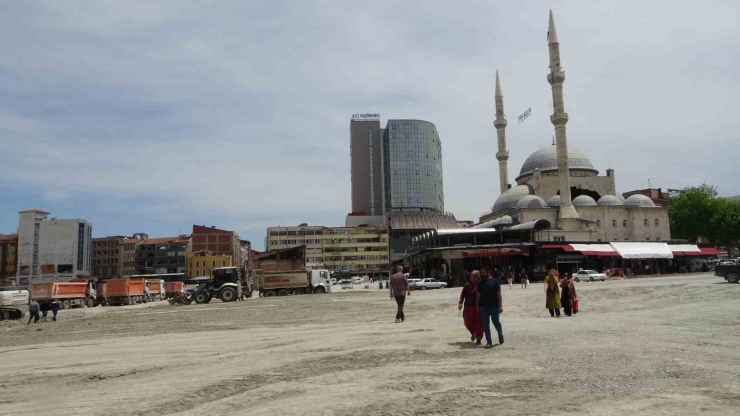 Depremde Yıkılan Dükkanın Enkazında Hayata Tutunmaya Çalışıyor