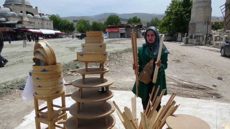 Depremde Yıkılan Dükkanın Enkazında Hayata Tutunmaya Çalışıyor