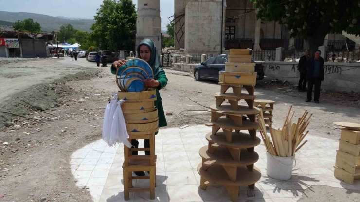 Depremde Yıkılan Dükkanın Enkazında Hayata Tutunmaya Çalışıyor