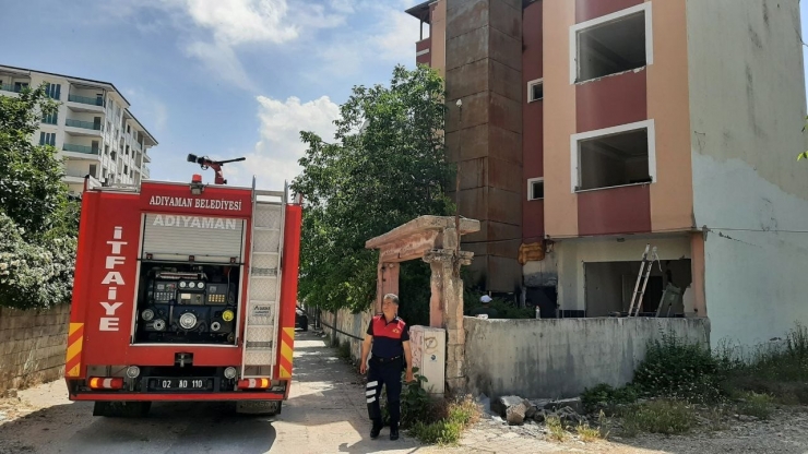 Hasarlı Binadan Asansörü Sökerken Yangın Çıktı