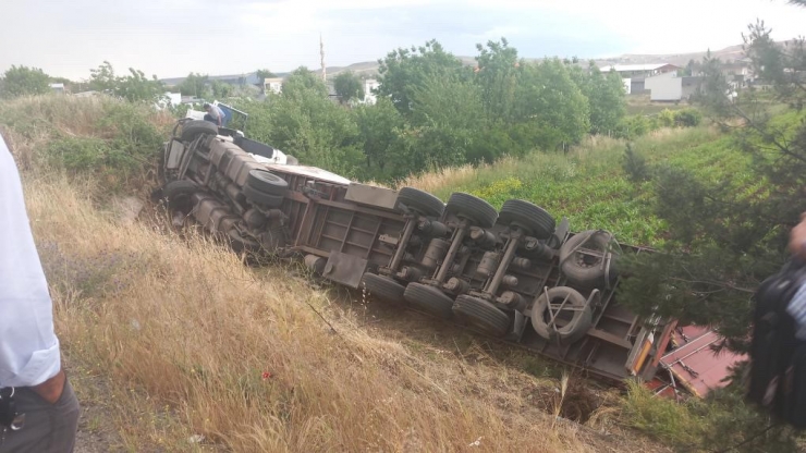 Freni Patlayan Tır Şarampole Devrildi