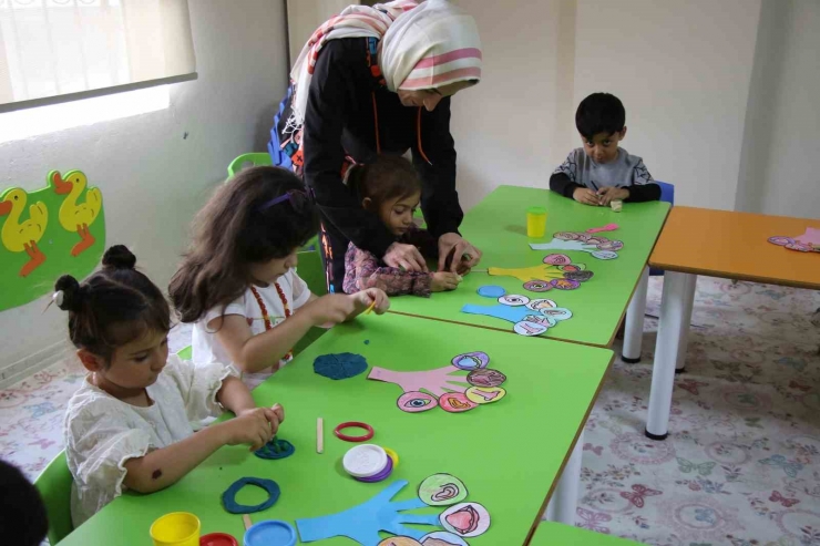 Kadınlar Öğrenirken Çocukları Da Eğleniyor