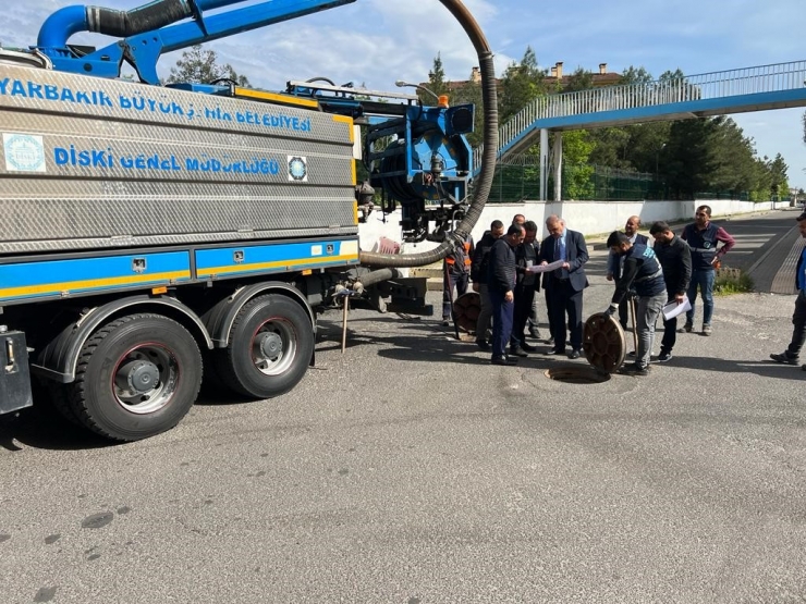 Diski, Atıklar Nedeniyle Tıkanan Kanalları Temizliyor