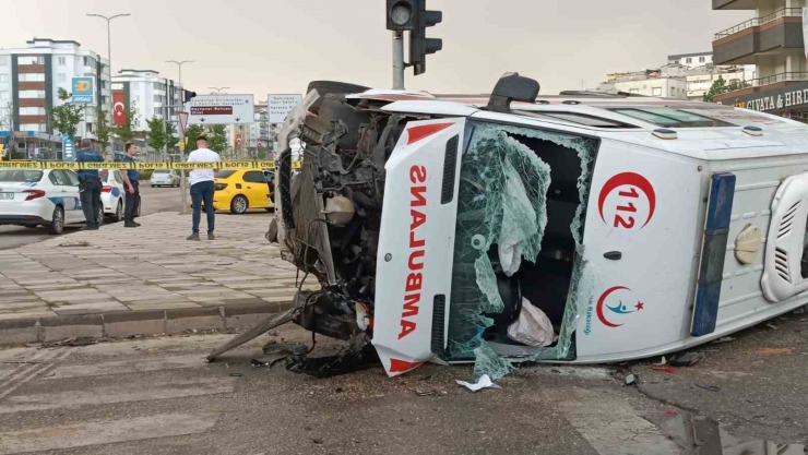 Hasta Almaya Giden Ambulans Kaza Yaptı: 4 Yaralı