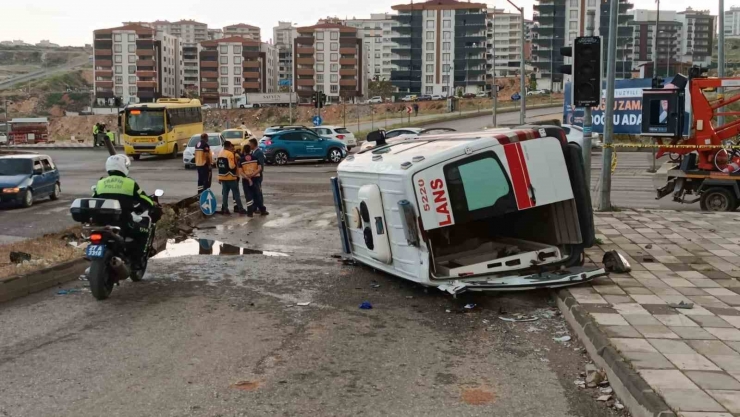 Hasta Almaya Giden Ambulans Kaza Yaptı: 4 Yaralı